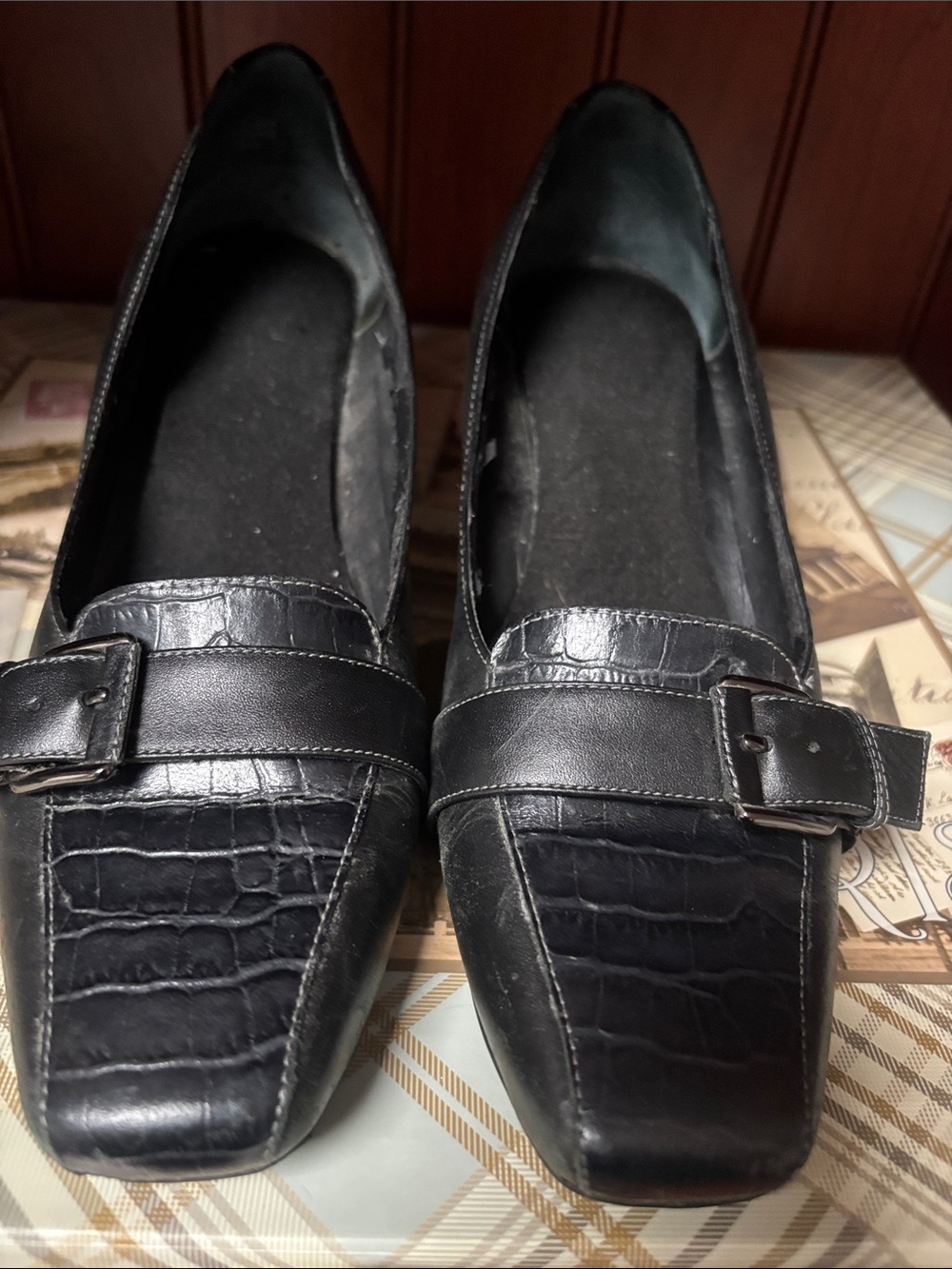 Easy Spirit black leather low heel pumps/loafers size 8